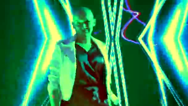 Clubparty. Nachtleben. Glatzköpfige schöne Mädchen tanzen in einem Club in den bunten Strahlen einer Neonlicht-Disco — Stockvideo