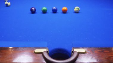 hedefe ulaşmak için. Kız arka arkaya birkaç top atıyor..