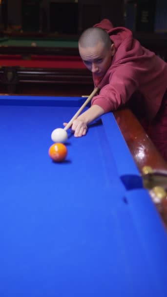 Belle femme chauve joue au billard américain. vertical , — Video