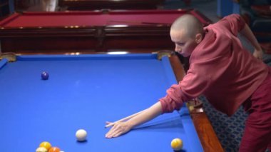 Güzel kel kadın Amerikan bilardosu oynuyor..