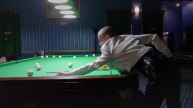 beyaz deri ceket şık kel kız bilardo çalış.