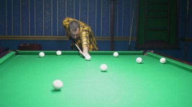 adam bilardo oynar. bilardo, hobi, spor kavramı