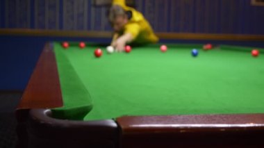 Genç adam, profesyonel bilardo oyuncusu Amerikan bilardosu oynuyor..