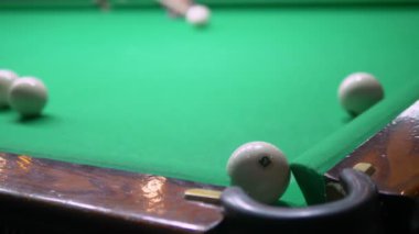 Bilardo. Close. yeşil bir bilardo masasında işaret ve beyaz top ile adam el. kopyalama alanı