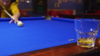 Genç adam, profesyonel bilardo oyuncusu Amerikan bilardosu oynuyor..