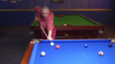 Güzel kel kadın Amerikan bilardosu oynuyor..