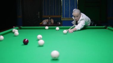 beyaz deri ceket şık kel kız bilardo çalış.