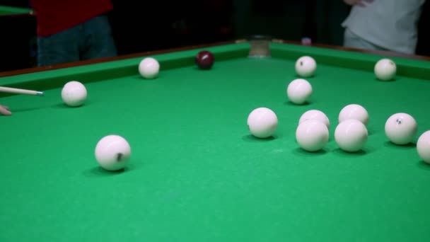 Bilardo. Close. yeşil bir bilardo masasında işaret ve beyaz top ile adam el. kopyalama alanı — Stok video