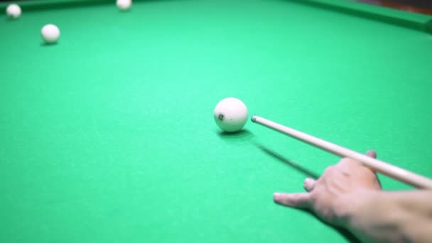 Biliárd. Közeli. férfi kezét Cue és fehér labdát egy zöld biliárdasztal. másolási tér — Stock videók