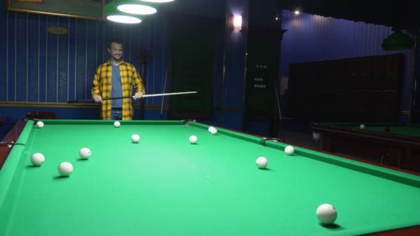 Homme joue au billard. le concept de billard, passe temps, sport — Video