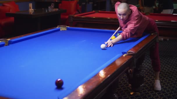 Beautiful bald woman plays american billiards. — Stock Video