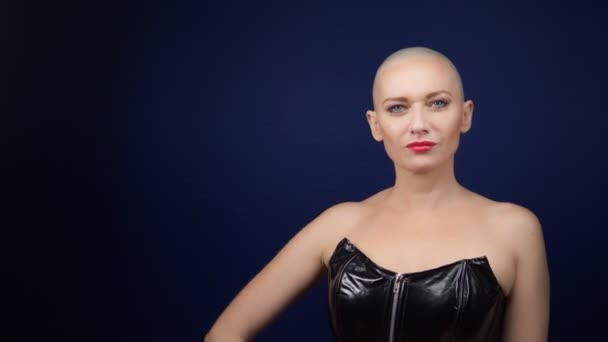 Mycket vacker skallig kvinna i svart läder korsett visar ett super tecken, tummen upp. känslor och gester. kopieringsutrymme — Stockvideo