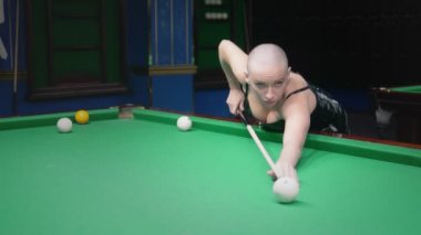 beyaz deri ceket şık kel kız bilardo çalış.