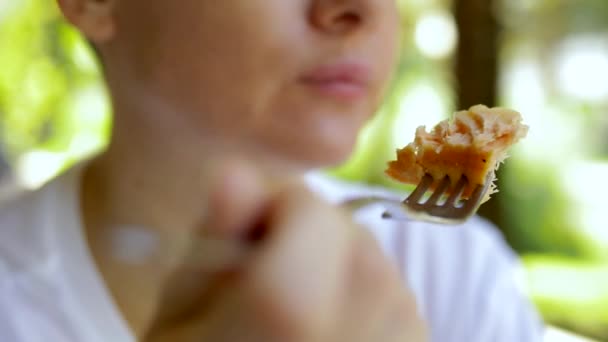 Piękna młoda łysa kobieta je lunch w kawiarni na świeżym powietrzu. — Wideo stockowe