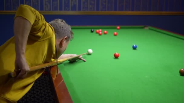 Jeune homme, joueur de billard professionnel jouant au billard américain . — Video