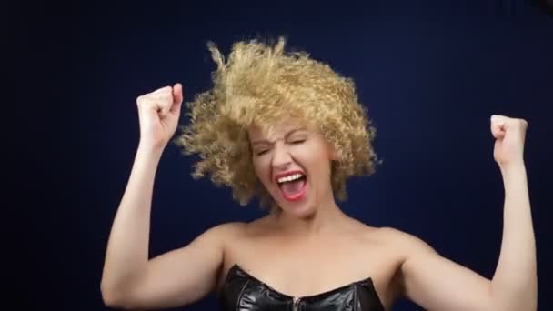 Stygg kvinna med kort vitt lockigt hår i svart läderkorsett gläds åt att lyfta upp händerna. känslor och gester. kopieringsutrymme — Stockvideo