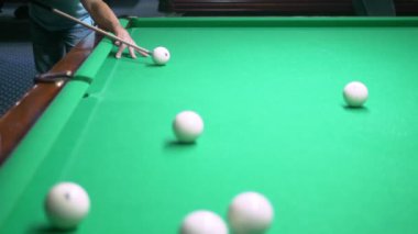 Bilardo. Close. yeşil bir bilardo masasında işaret ve beyaz top ile adam el. kopyalama alanı