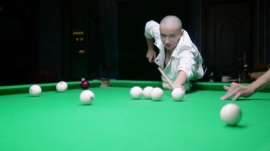 beyaz deri ceket şık kel kız bilardo çalış.