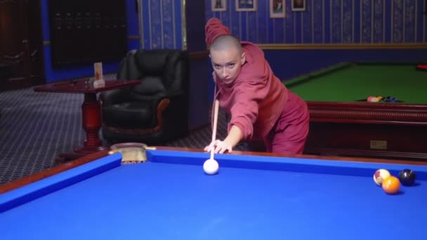 Beautiful bald woman plays american billiards. — Stock Video
