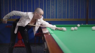 beyaz deri ceket şık kel kız bilardo çalış.