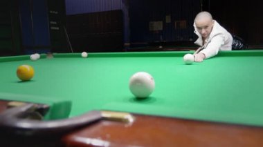 beyaz deri ceket şık kel kız bilardo çalış.