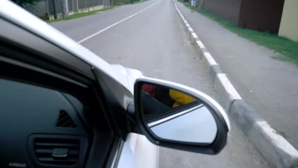 Rétroviseur latéral d'une voiture en conduisant sur une autoroute . — Video