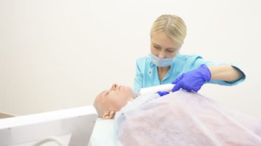 microneedle Rf kaldırma işlemi. Donanım kozmetolojisi. Güzellik uzmanı kel bir kadın için yüz gençleştirme prosedürü uygular..