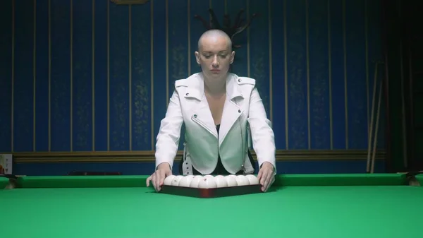 Élégante fille chauve dans une veste en cuir blanc joue au billard . — Photo