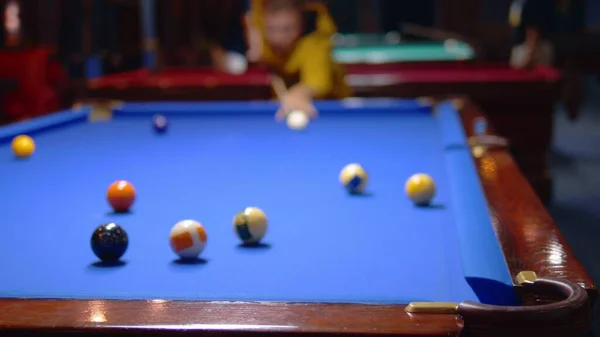 Young male professional pool player playing snooker. — Stock Photo, Image