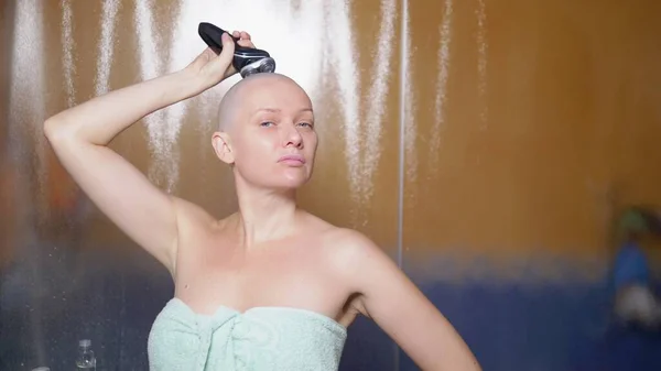 O femeie chel își bărbierește capul în baie după un duș. Copiaţi spaţiul. Aventurile unor oameni ciudați — Fotografie, imagine de stoc