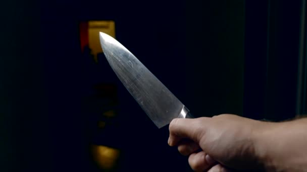 Concepto de halloween, violencia. vista en primera persona. mano masculina con un cuchillo se mueve a lo largo de un pasillo oscuro — Vídeos de Stock