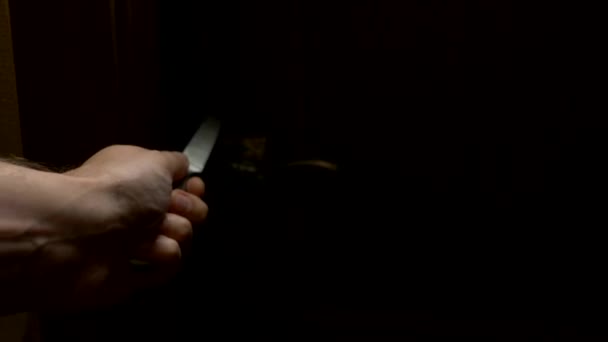 Концепция Хэллоуина, насилие. вид от первого лица. Мужская рука с ножом движется по темному коридору — стоковое видео