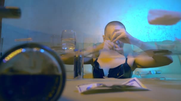 아름다운 섹시 한 대머리 여자 가 거실 소파에서 코카인 냄새를 맡고 술을 마신다. 마약 남용 과불 법적 인 마약 남용이라는 개념. — 비디오