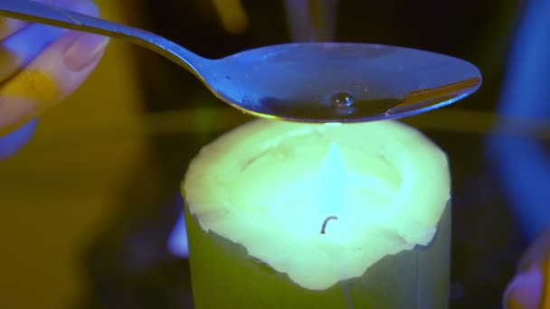 Хтось готує ліки в ложці над полум'ям свічки, крупним планом — стокове відео