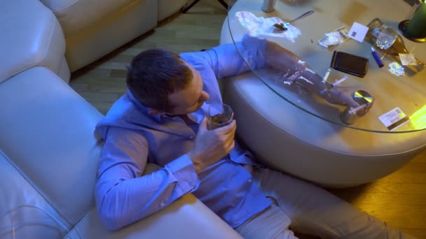 アルコール、タバコ、白い粉と注射器でテーブルに薬をかけたオフィスシャツの男. — ストック動画