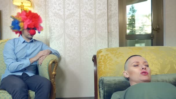 Clown-Psychotherapeut bekommt eine glatzköpfige Kundin. Humorvolles Konzept, Parodie. Abenteuer fremder Menschen — Stockvideo