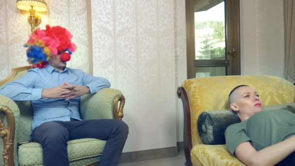 Clown-Psychotherapeut bekommt eine glatzköpfige Kundin. Humorvolles Konzept, Parodie. Abenteuer fremder Menschen — Stockvideo