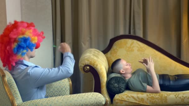 Clown-Psychotherapeut bekommt eine glatzköpfige Kundin. Humorvolles Konzept, Parodie. Abenteuer fremder Menschen — Stockvideo