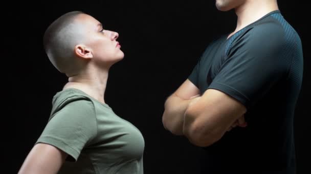 Una mujer calva golpea a un hombre irreconocible. concepto de confrontación de sexos, humor — Vídeos de Stock