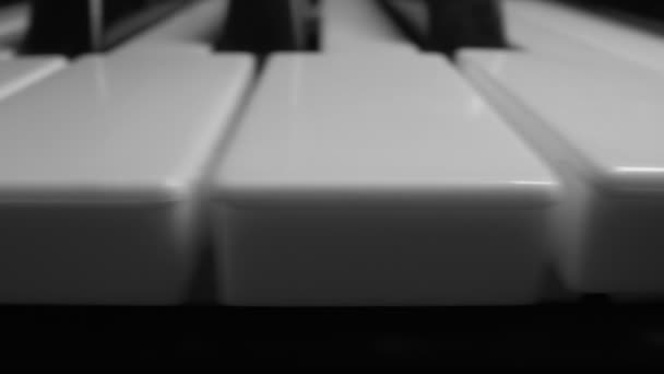 Primer plano de las teclas en blanco y negro del teclado del piano. espacio de copia — Vídeos de Stock