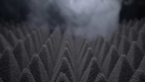 Een close-up. Geluidsabsorberend scherm voor microfoon en rook — Stockvideo