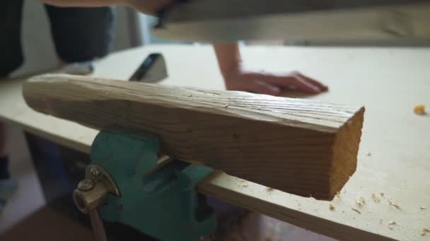 Primer plano. manos masculinas cortando una tabla con una cepilladora en un taller — Vídeos de Stock