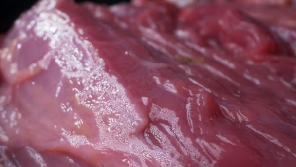 Heel dichtbij. bijzonderheden over rauwe biefstuk. voedselachtergrond — Stockvideo