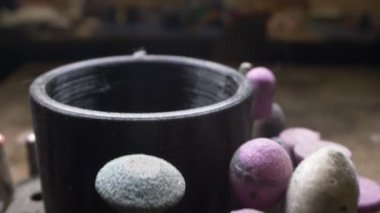 Süper yakın çekim. Detaylar. Sıkıcı makineler için aşındırıcı başlıklar ayarla