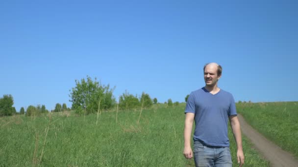 Villageois chauves en bottes de bâche marchant sur une route de campagne — Video