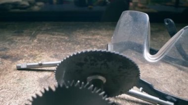 Süper yakın çekim. Kullanılan salınımsal ortopedik testereler