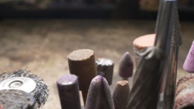 Süper yakın çekim. Detaylar. Sıkıcı makineler için aşındırıcı başlıklar ayarla