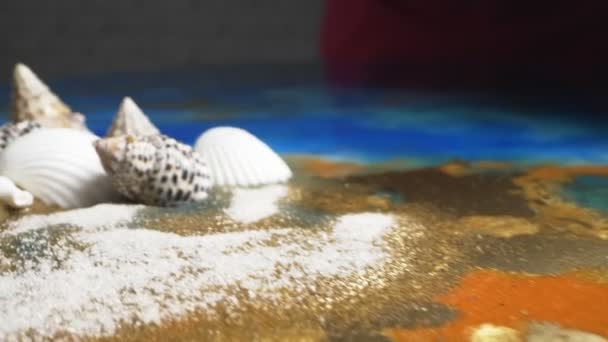 超近镜头。环氧树脂、壳和苔藓制成面板的工艺 — 图库视频影像