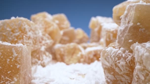 Szuperközeli. Részletek, desszert rahat lokum kókusszal — Stock videók