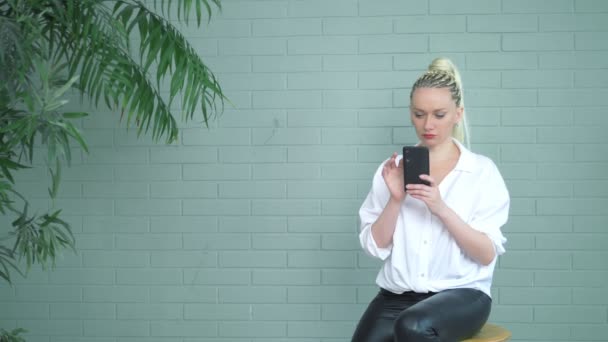 Hermosa rubia con coletas afro y cola de caballo hace selfie en el teléfono — Vídeo de stock